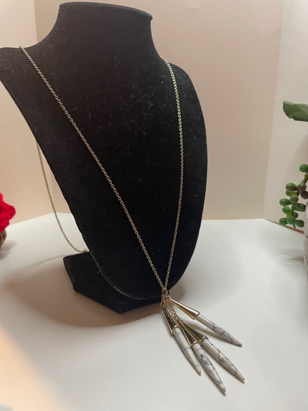 Stylish White Marble Pendant Necklace with Gold Chain